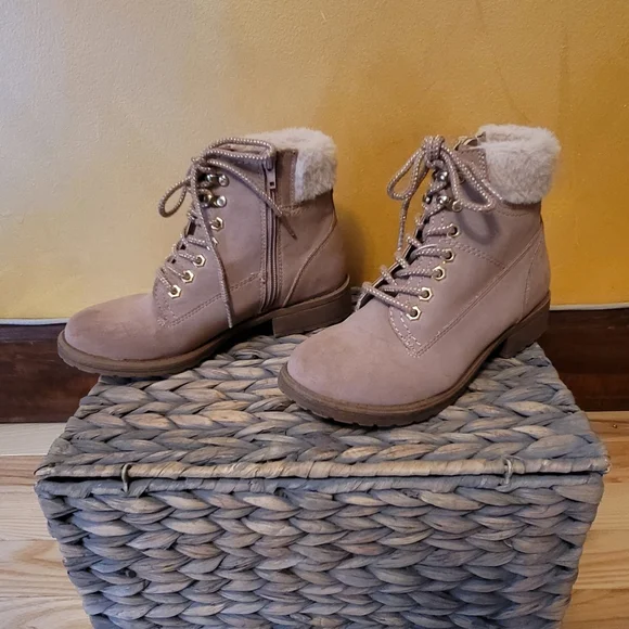 Steve Madden Pastel Pink Ankle Booties Sz 4 Girls - Picture 2 of 6